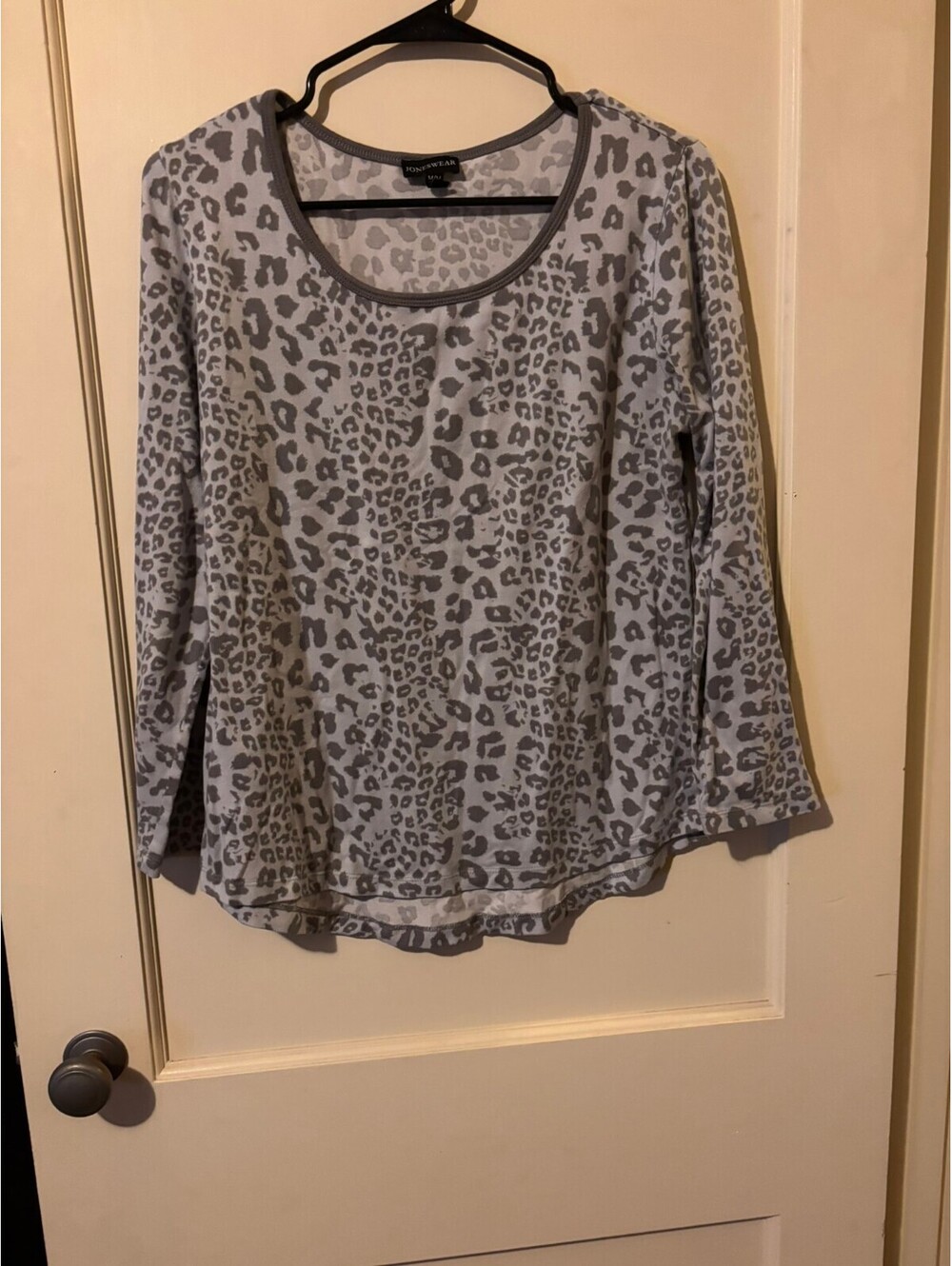 Jones Wear gray leopard print top Medium
